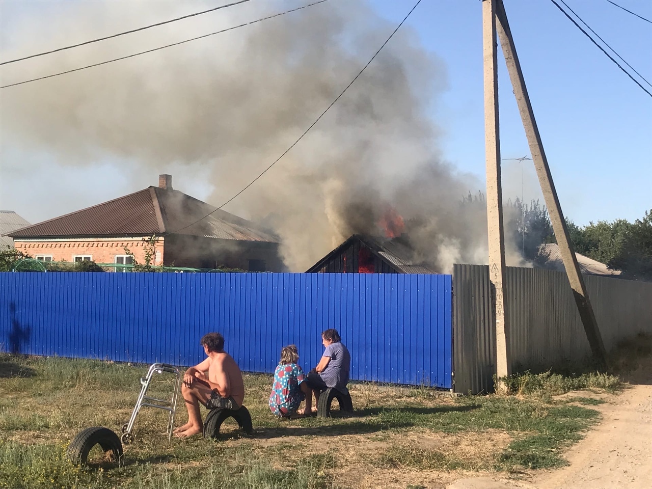 Из горящего дома в Красном Яру удалось спасти людей: на месте ЧП находится  Виктор Мельников