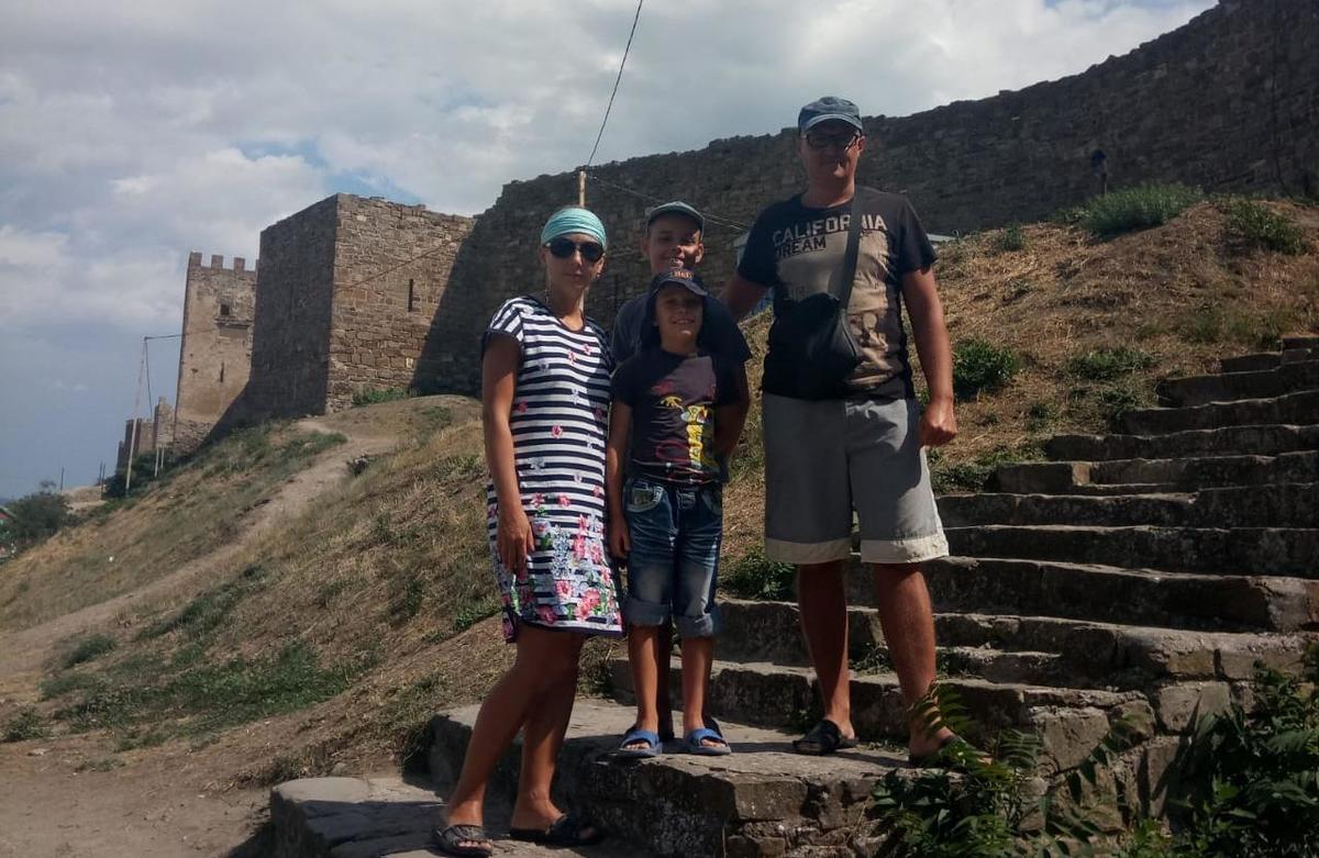 Елена с семьей на отдыхе в Крыму 