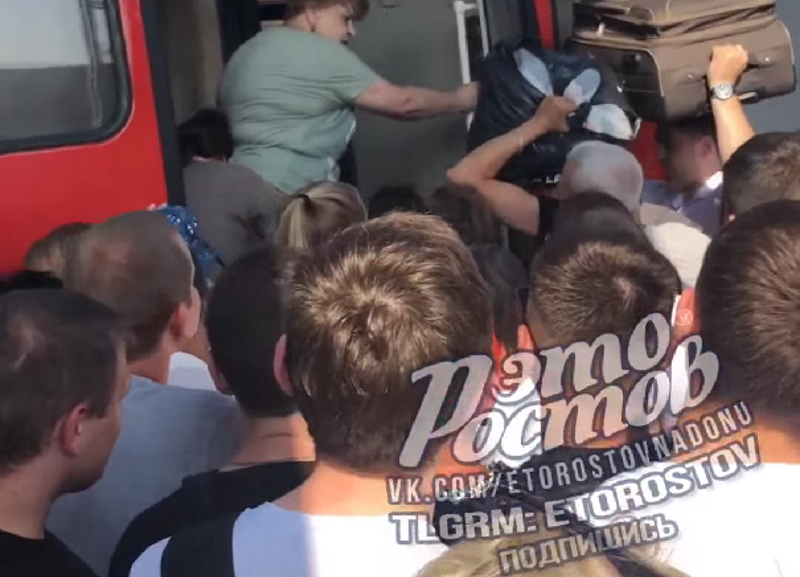 Ростовчане накануне массово пытались уехать в Волгодонск на электричке: на перроне возникла давка