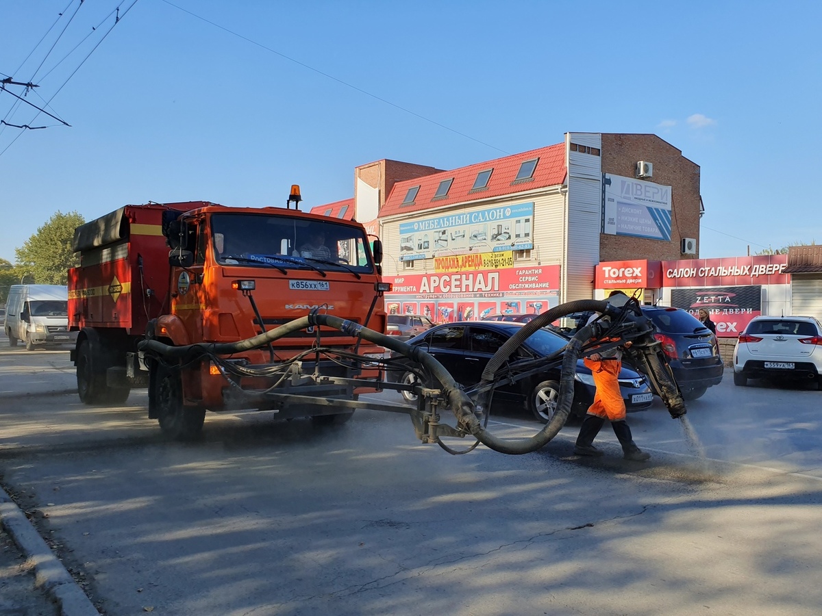 Трещины в асфальте на дорогах в «старом» городе устраняют новым способом