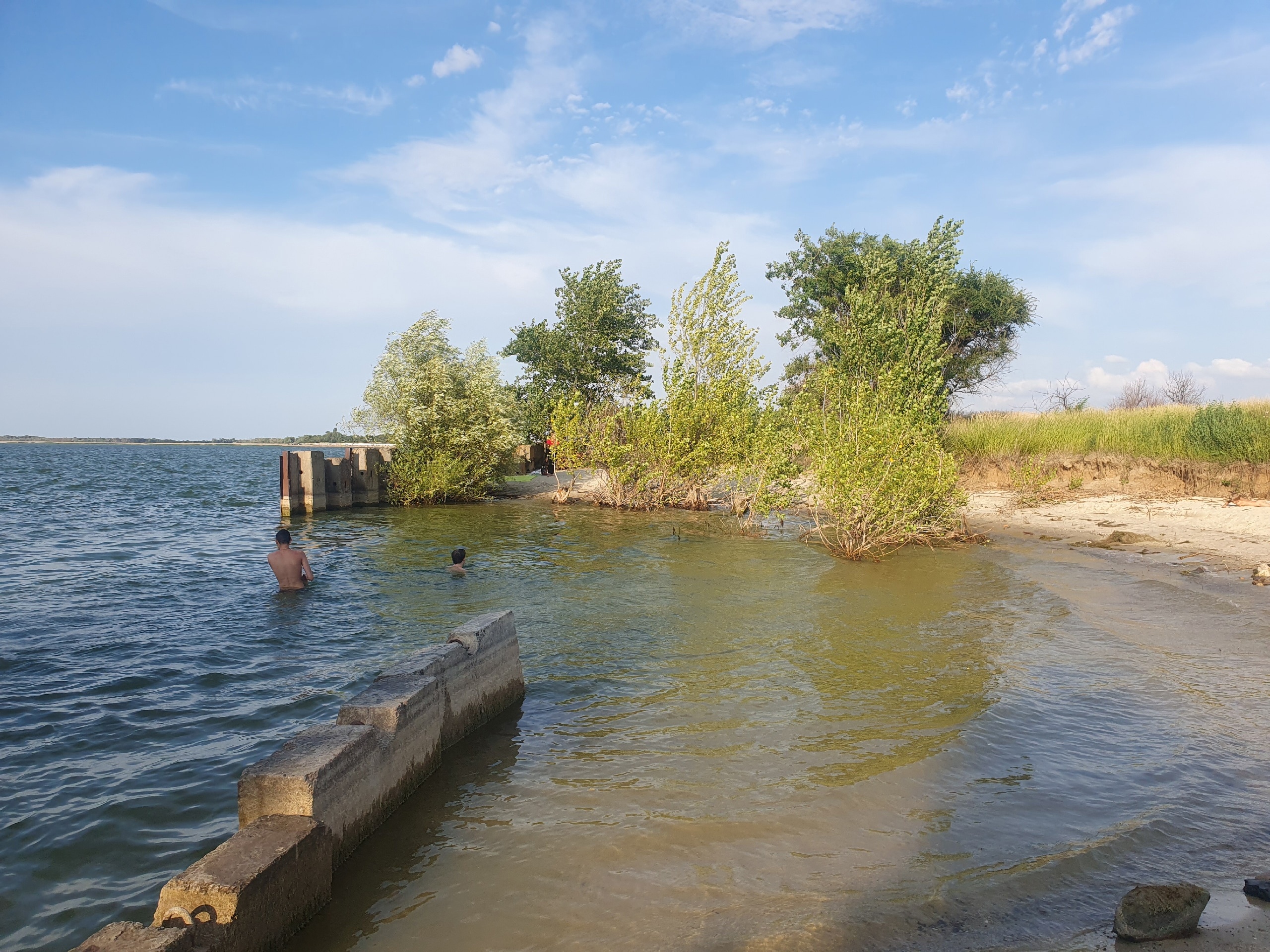 Мальчик прыгнул в воду и едва не погиб: смертельно опасный дикий пляж  облюбовали дети в черте