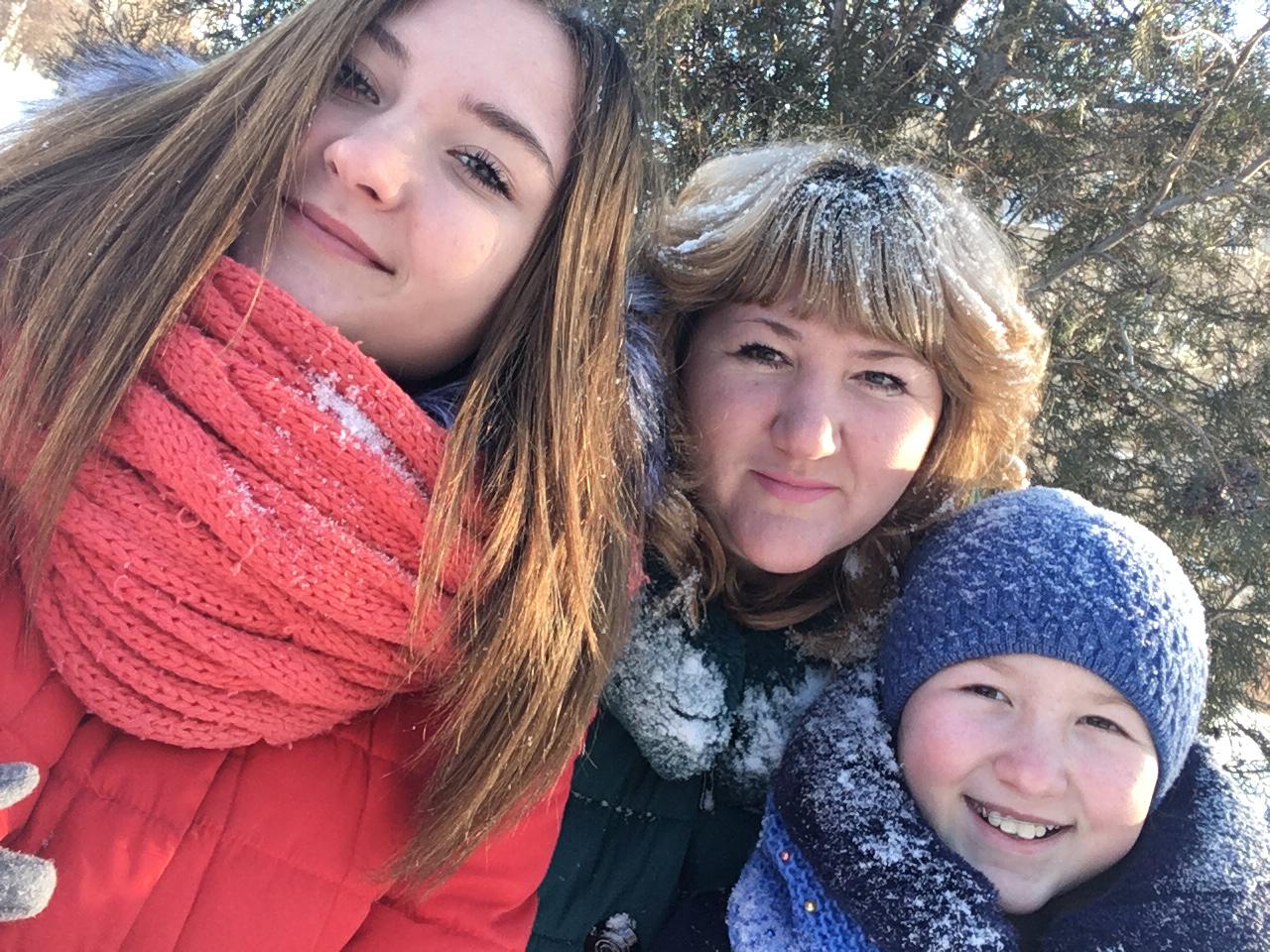 Елена Клековкина и ее дети: Виолетта и Анастасия 