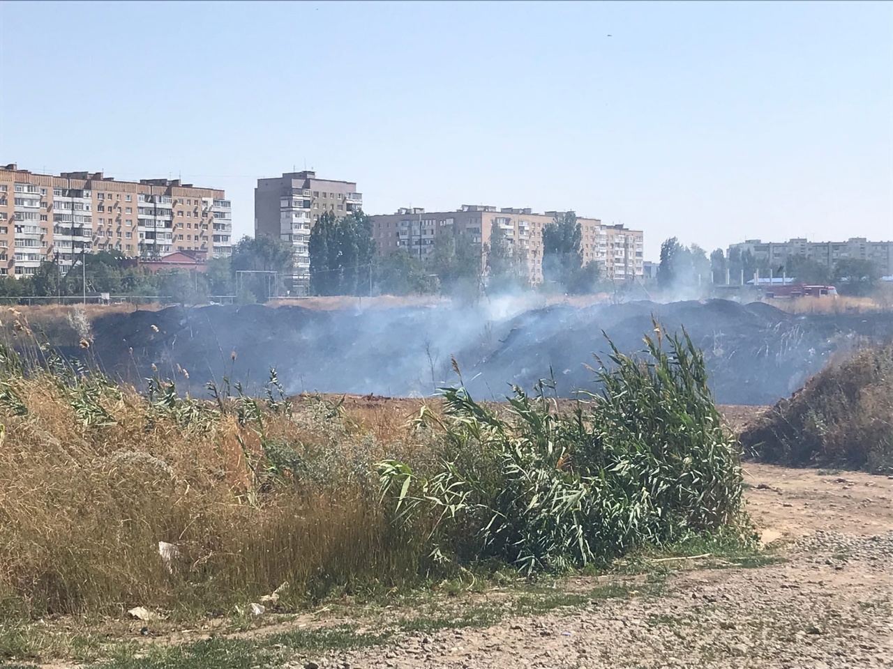 Крупный пожар произошел на месте недостроенного театра рядом с автосалоном  в квартале ВЦ-1