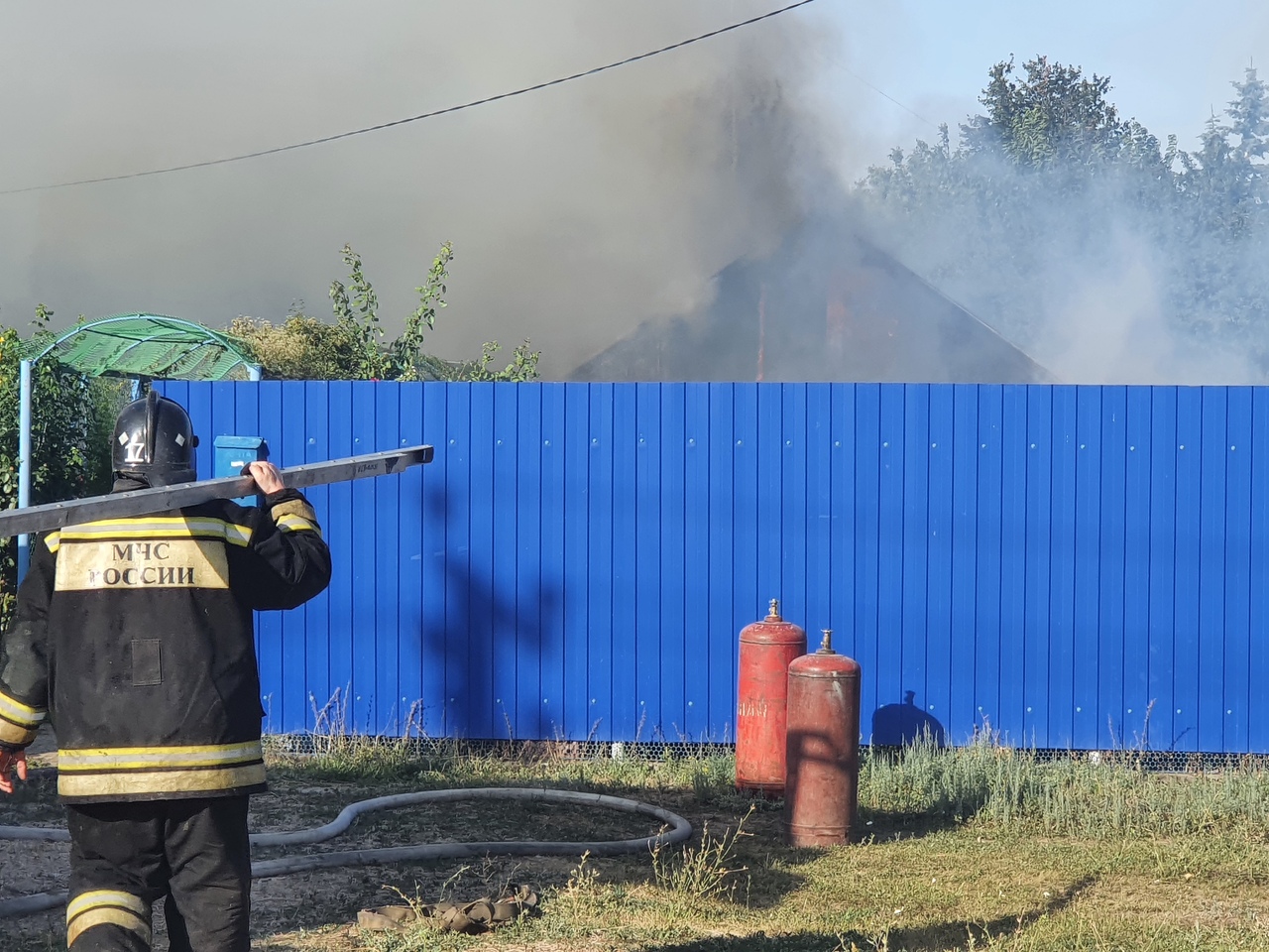 Из горящего дома в Красном Яру удалось спасти людей: на месте ЧП находится  Виктор Мельников