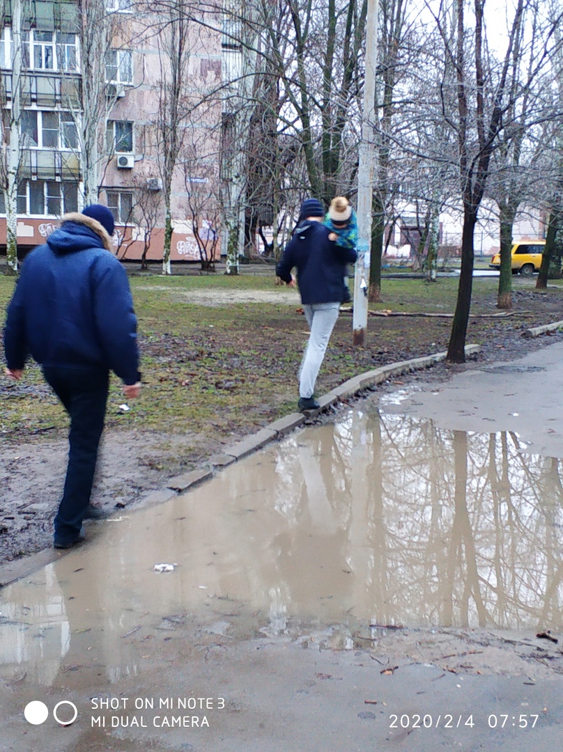 Дети тонут в грязи»: волгодонцы просят устранить глубокую яму возле  детского сада «Уголек»