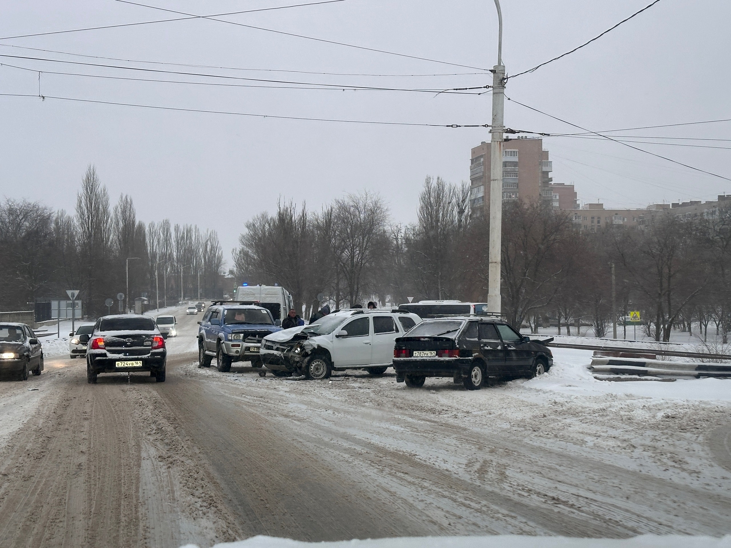 Массовое ДТП произошло в утренний час пик на заснеженном мосту в Волгодонске