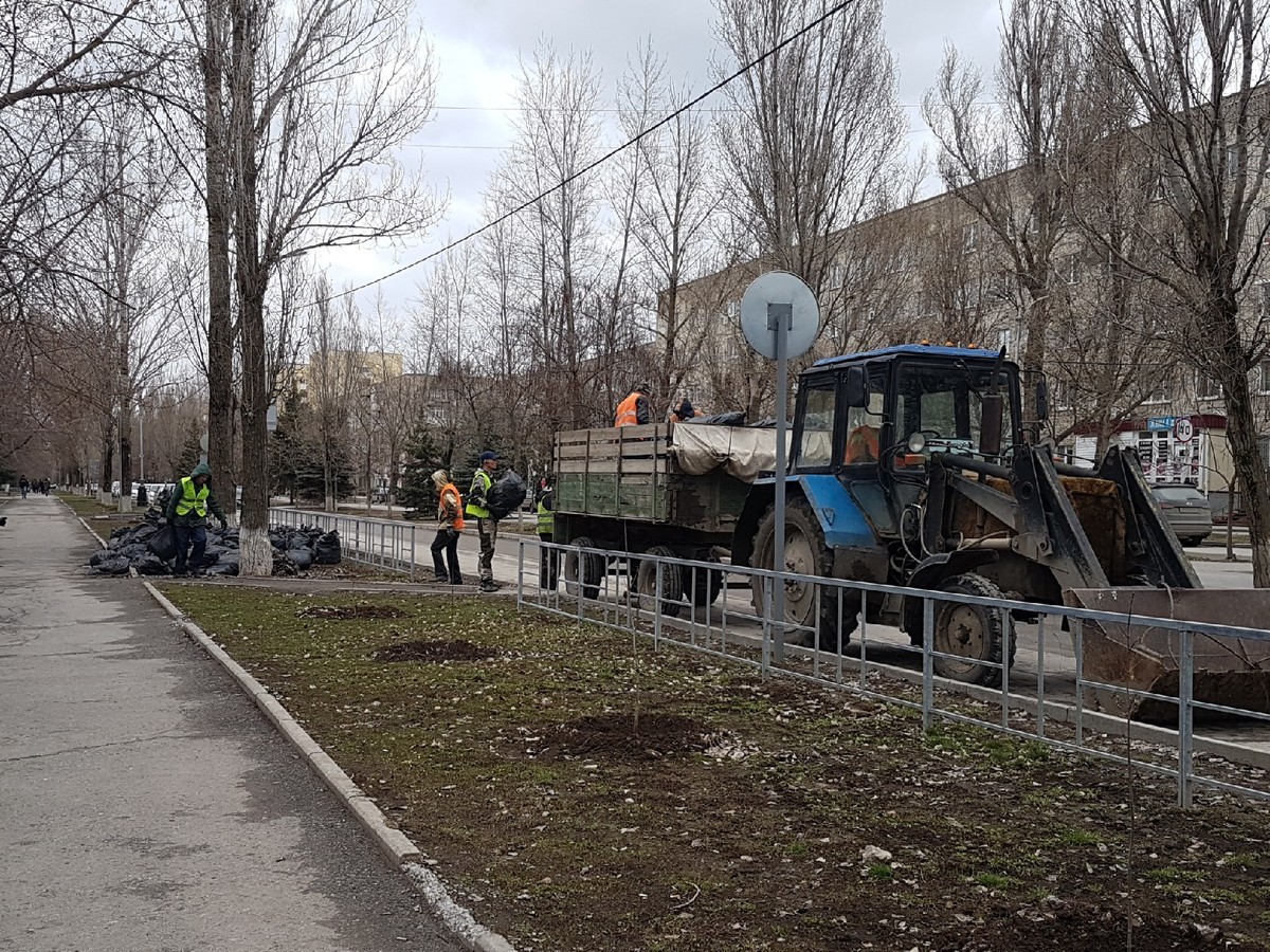 Очистка ливневок, уборка грязи и прошлогодней листвы: Волгодонск приводят в  порядок