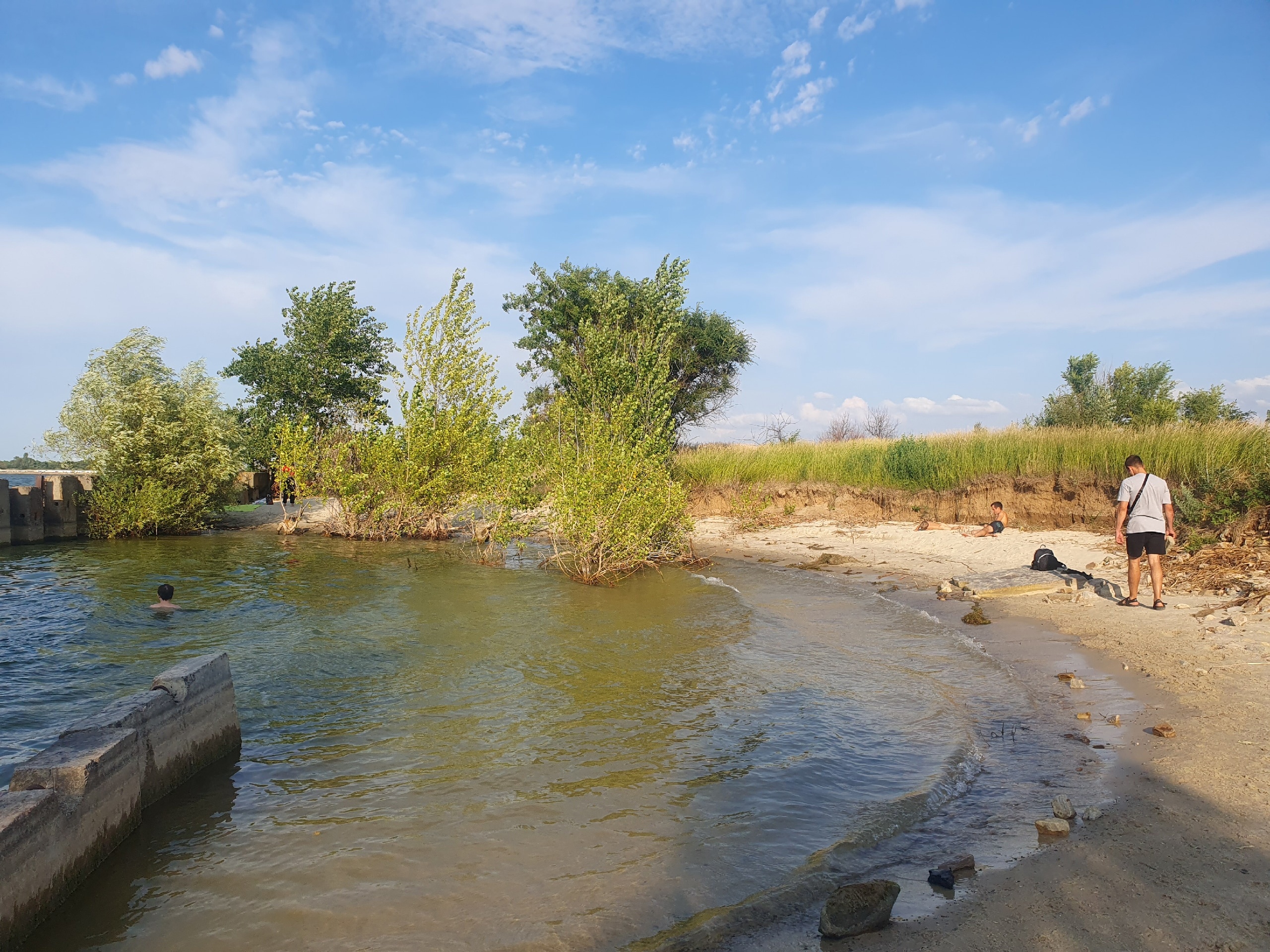 Мальчик прыгнул в воду и едва не погиб: смертельно опасный дикий пляж  облюбовали дети в черте