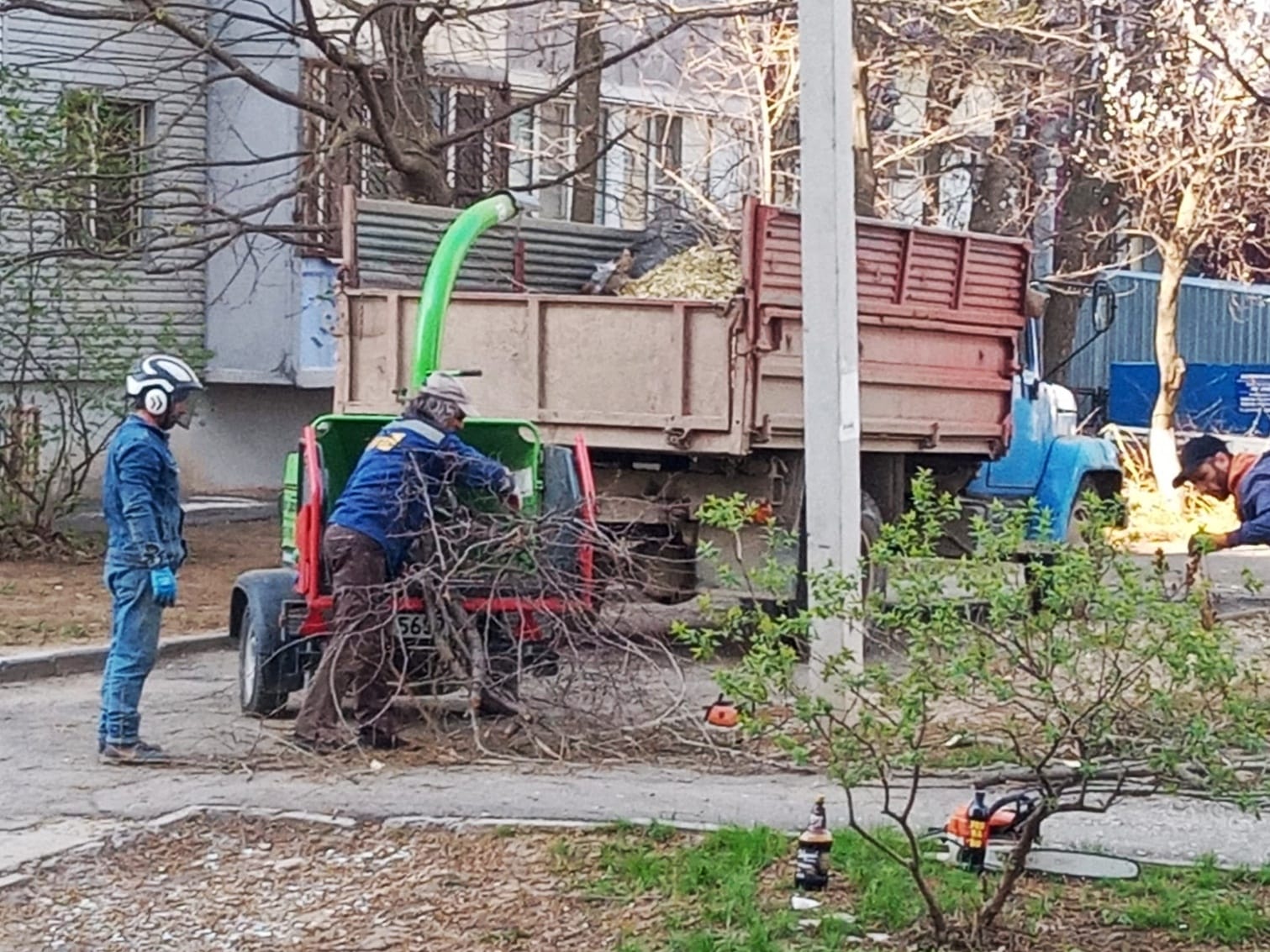 В Волгодонске управляющая компания «Уют» проводит большую уборку в своих  микрорайонах