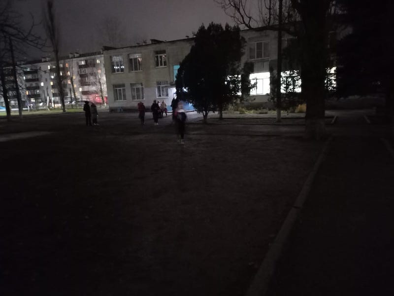 Ученики школы №9 вынуждены ходить с фонариком из-за кромешной темноты