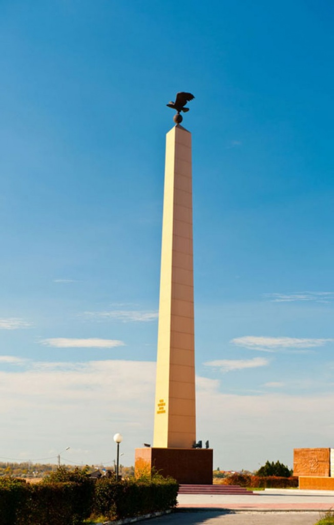 Stela-stroitelyam-Volgodonska-1-768x1206.jpg