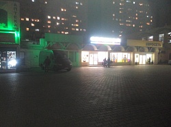Езда по торговой площади в торговом.