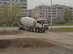 Бетономешалка продавила асфальт.