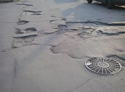 Самые глубокие ямы возле самого уважаемого в городе банка
