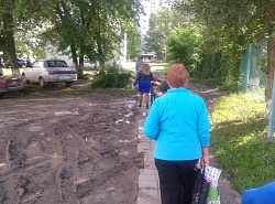 Привести ребенка в садик - испытание! Нет тротуарной - пешеходной дорожки!