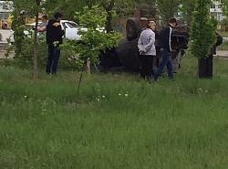 Автомобиль перевернулся на Королева