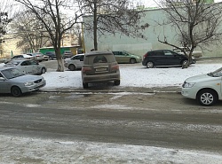 Хамство продолжается!Неужели не хватило места вдоль дороги,или парковаться не умеем?