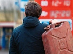 Сливают бензин.