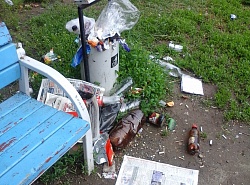 Мусор на детской площадке