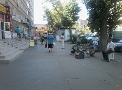 Стихийный рынок на Думенко