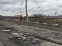 И долго эти дыри будут на мосту???