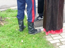 В сапогах и сланцах