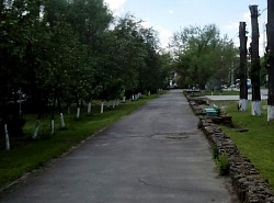 Срезали скамейки