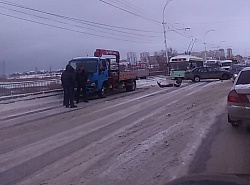 Иномарка бампер потеряла