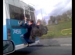 Подростки катаются на наружной лестнице троллейбуса