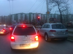 Припарковался возле светофора