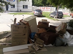 Свалка на проходе в старом городе.
