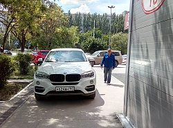 Сегодня возле гипермаркета, паркуюсь как хочу.