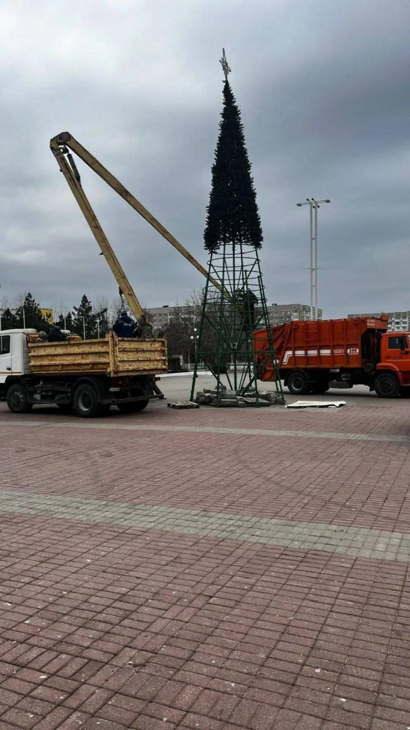 Установка елки на площади ДК Курчатова 