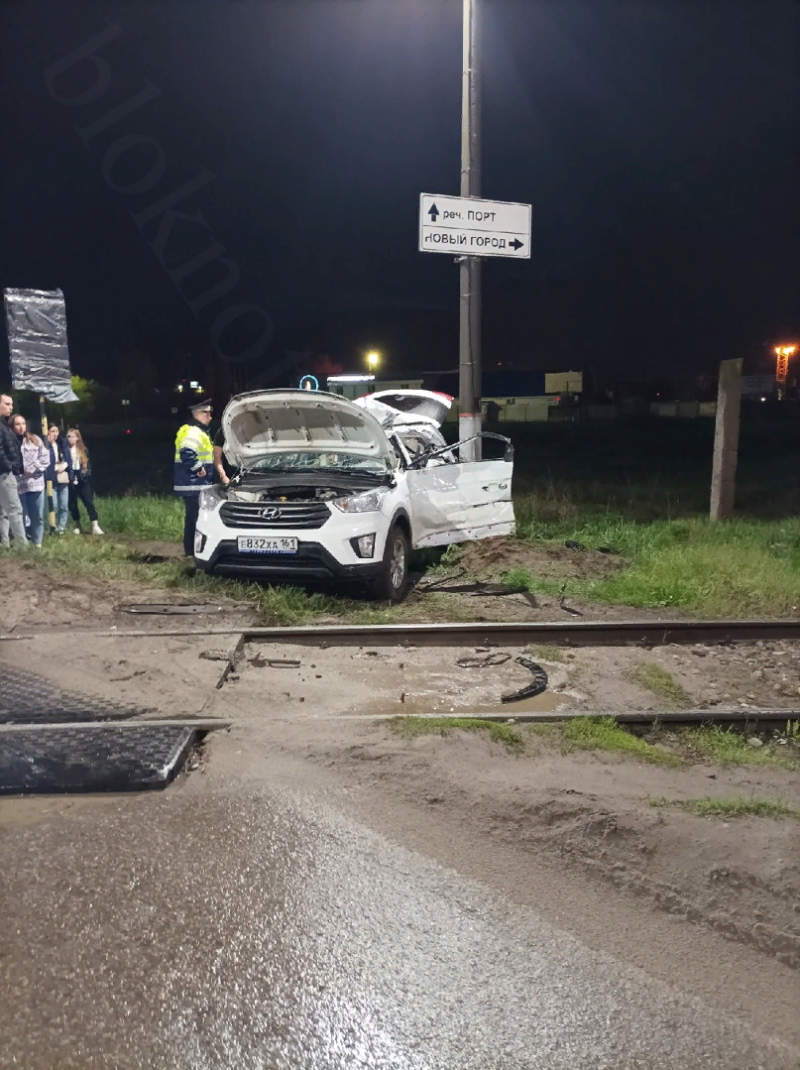 Под поезд попал легковой автомобиль в Волгодонске | 22.04.2022 | Волгодонск  - БезФормата