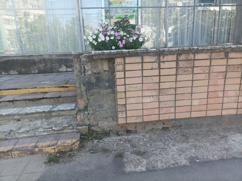 Ступеньки перед Волгодонским художественным музеем