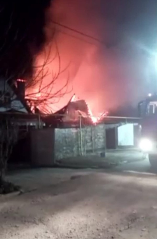 Красный яр пожар. Пожар фото. Горящий дом. Пожар в Красном Яре ,Волгодонск. Крупный пожар.