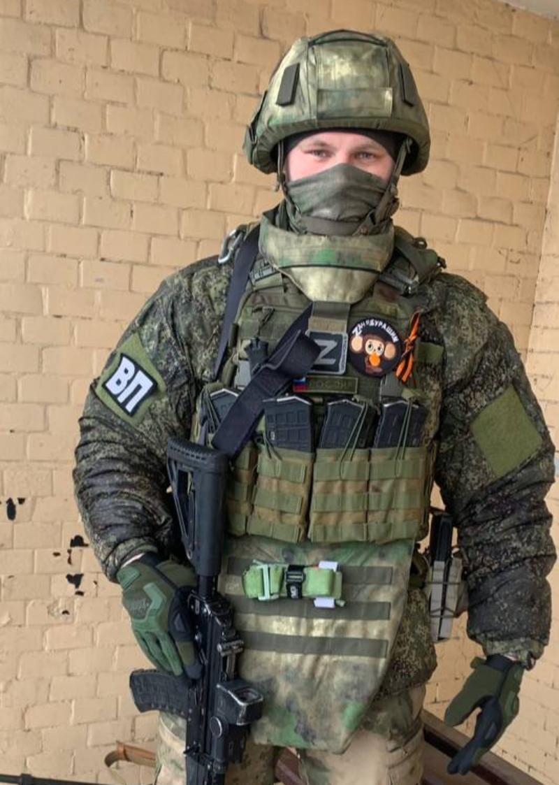 Рота также. Игрушка на сво защитная. Фото русского солдата сво с игрушкой на груди, спине,.