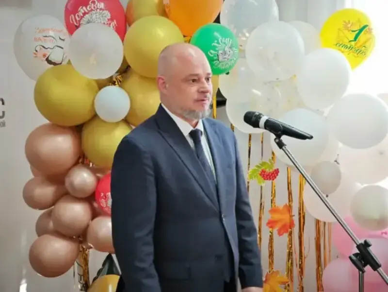 Глава города Дмитрий Вельможко на первом звонке в школе №12 