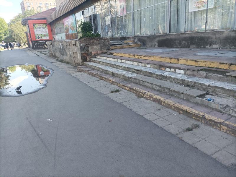 Лестница перед Волгодонским художественным музеем