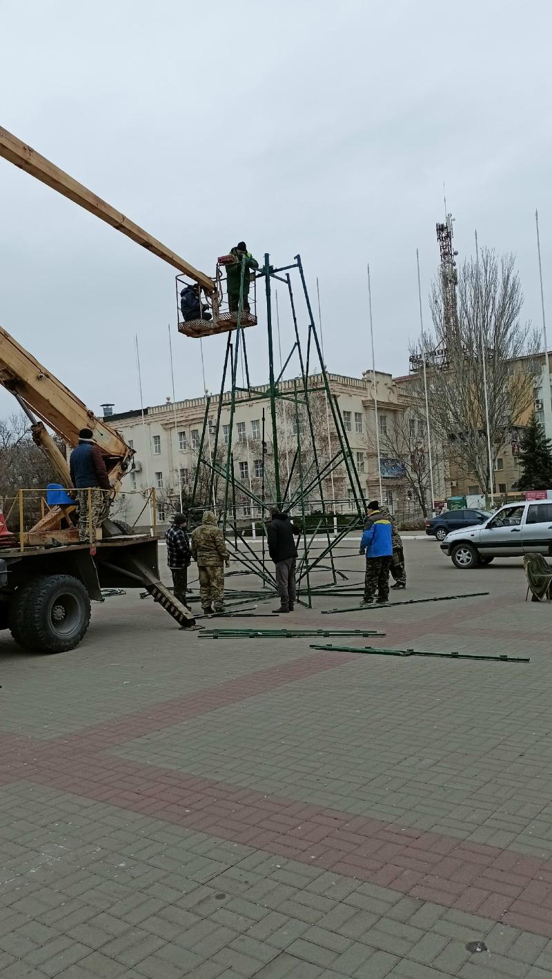 Установка елки на площади Победы